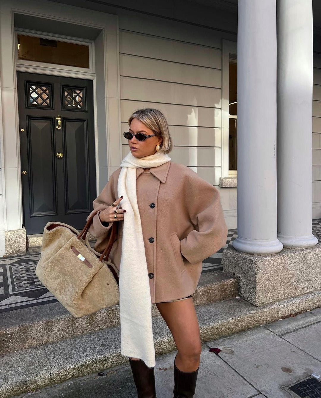 "Oversized damesjas in wolmix, trendy bruine beige en zwarte kleuren met knopen en zakken, perfect voor winterlagen."
