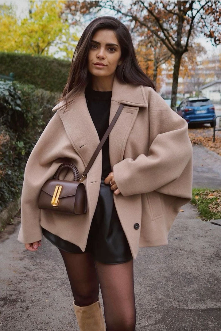 "Oversized damesjas in wolmix, trendy bruine beige en zwarte kleuren met knopen en zakken, perfect voor winterlagen."