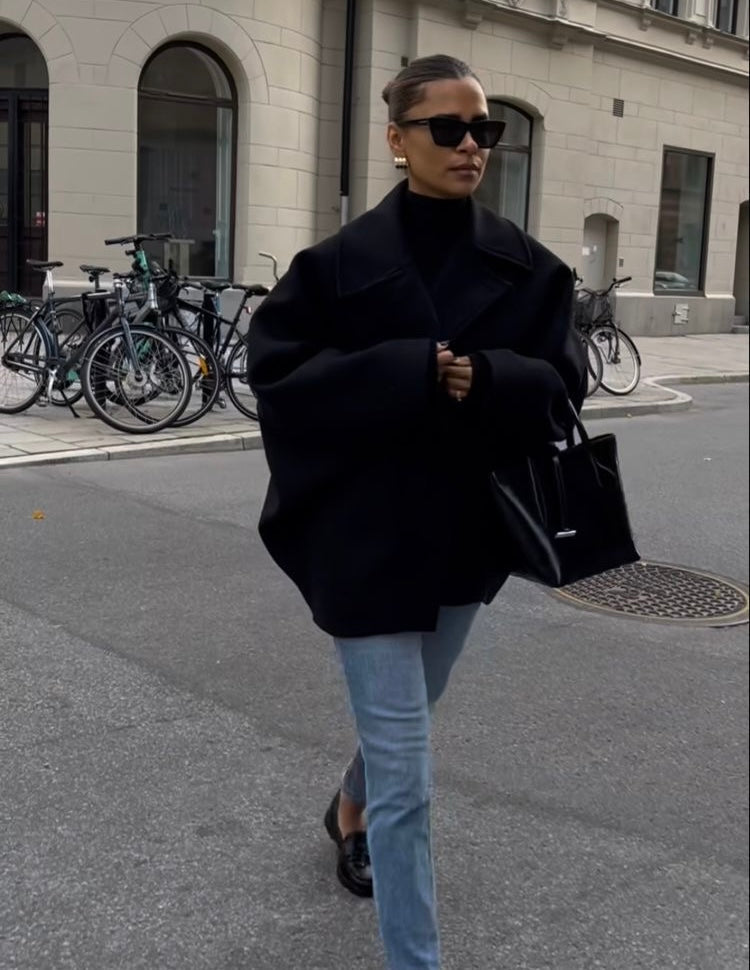 "Oversized damesjas in wolmix, trendy bruine beige en zwarte kleuren met knopen en zakken, perfect voor winterlagen."
