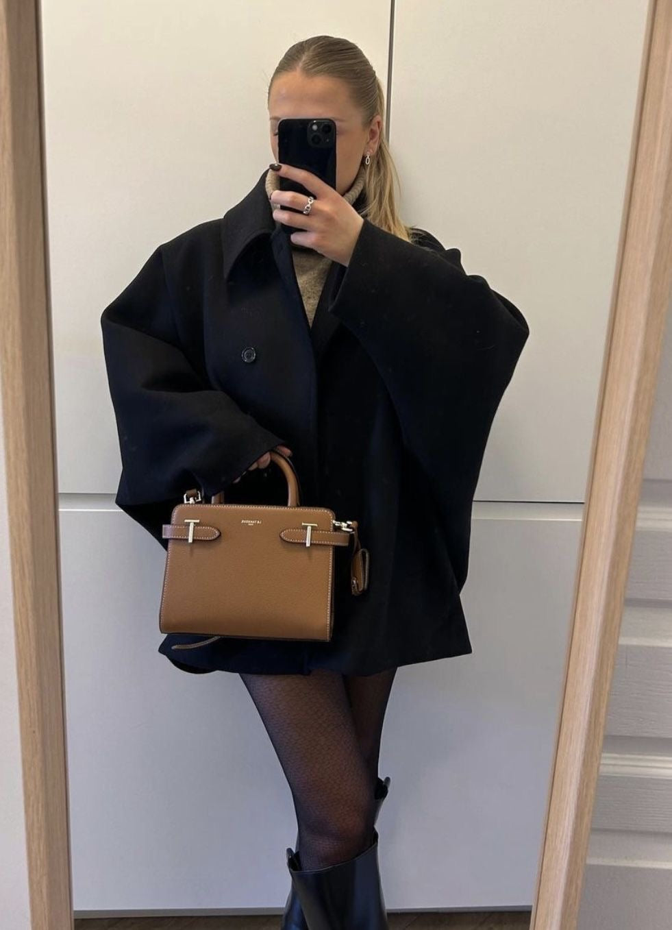 "Oversized damesjas in wolmix, trendy bruine beige en zwarte kleuren met knopen en zakken, perfect voor winterlagen."