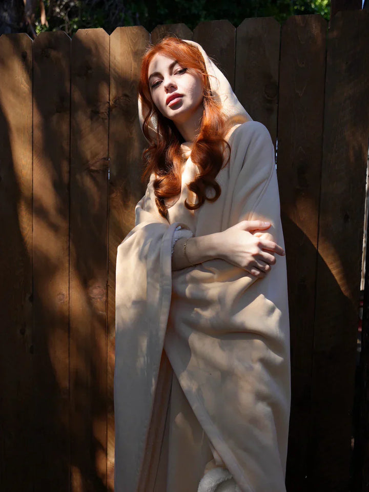 "Oversized Eden Hoodie Blanket in zachte stof, biedt ultiem comfort en warmte. Beschikbaar in diverse kleuren."