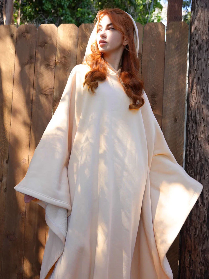 "Oversized Eden Hoodie Blanket in zachte stof, biedt ultiem comfort en warmte. Beschikbaar in diverse kleuren."