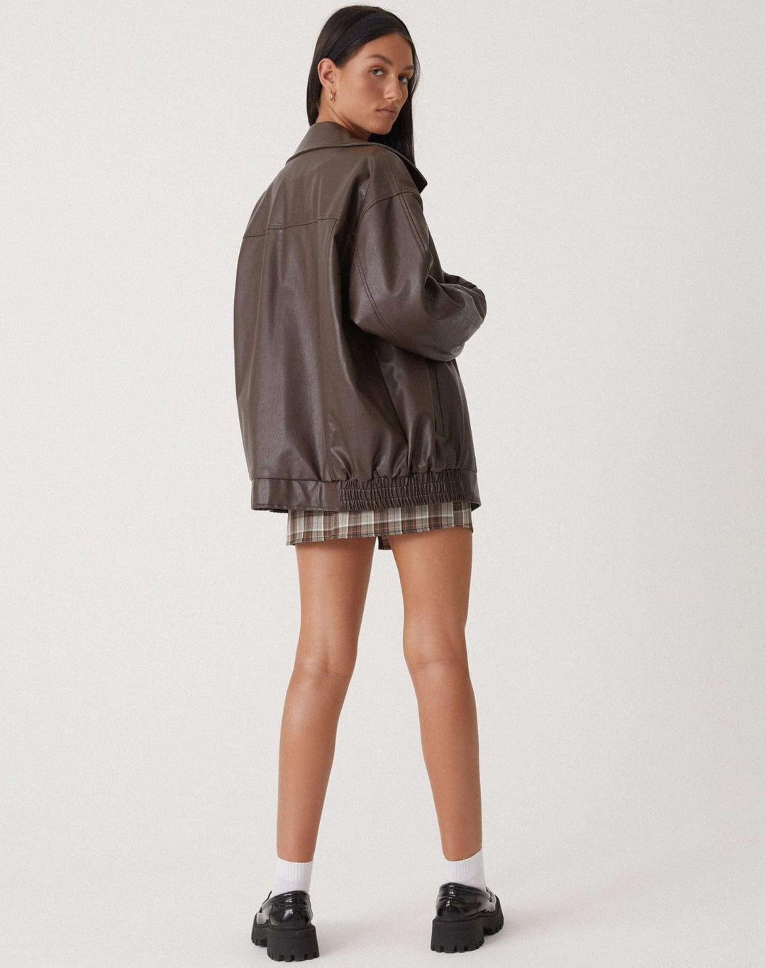 "Oversized leren jas in bitter chocolate kleur, modieus en comfortabel, PU-leer met klassieke kraag en ritssluiting."