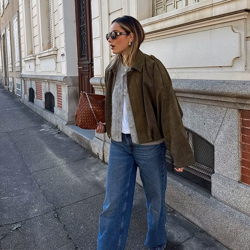 "Oversized suède damesjack met gestructureerde schouders, luxe uitstraling, vintage stijl en moderne elegantie, ideaal voor k