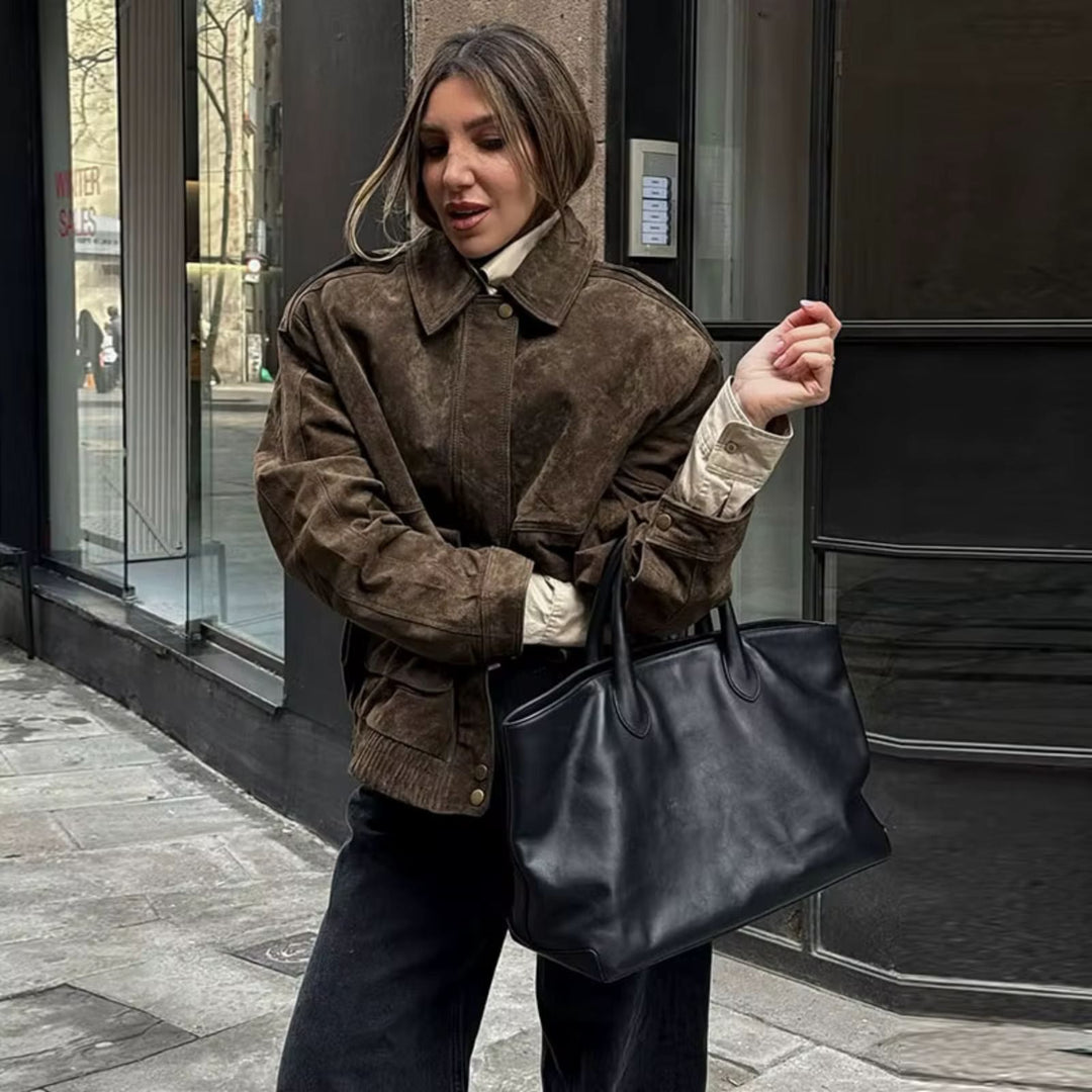 "Oversized suède damesjack met gestructureerde schouders, luxe uitstraling, vintage stijl en moderne elegantie, ideaal voor k