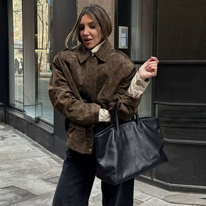 "Oversized suède damesjack met gestructureerde schouders, luxe uitstraling, vintage stijl en moderne elegantie, ideaal voor k