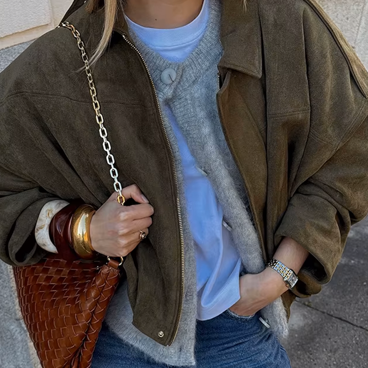 "Oversized suède damesjack met gestructureerde schouders, luxe uitstraling, vintage stijl en moderne elegantie, ideaal voor k