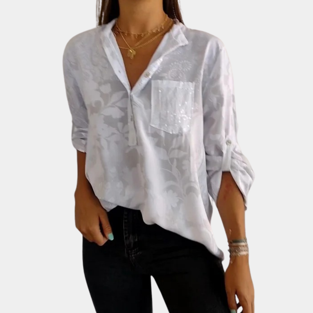 "Paarse damesblouse met verstelbare mouwen en bloemenpatroon, zomerstijl, gedragen door model."
