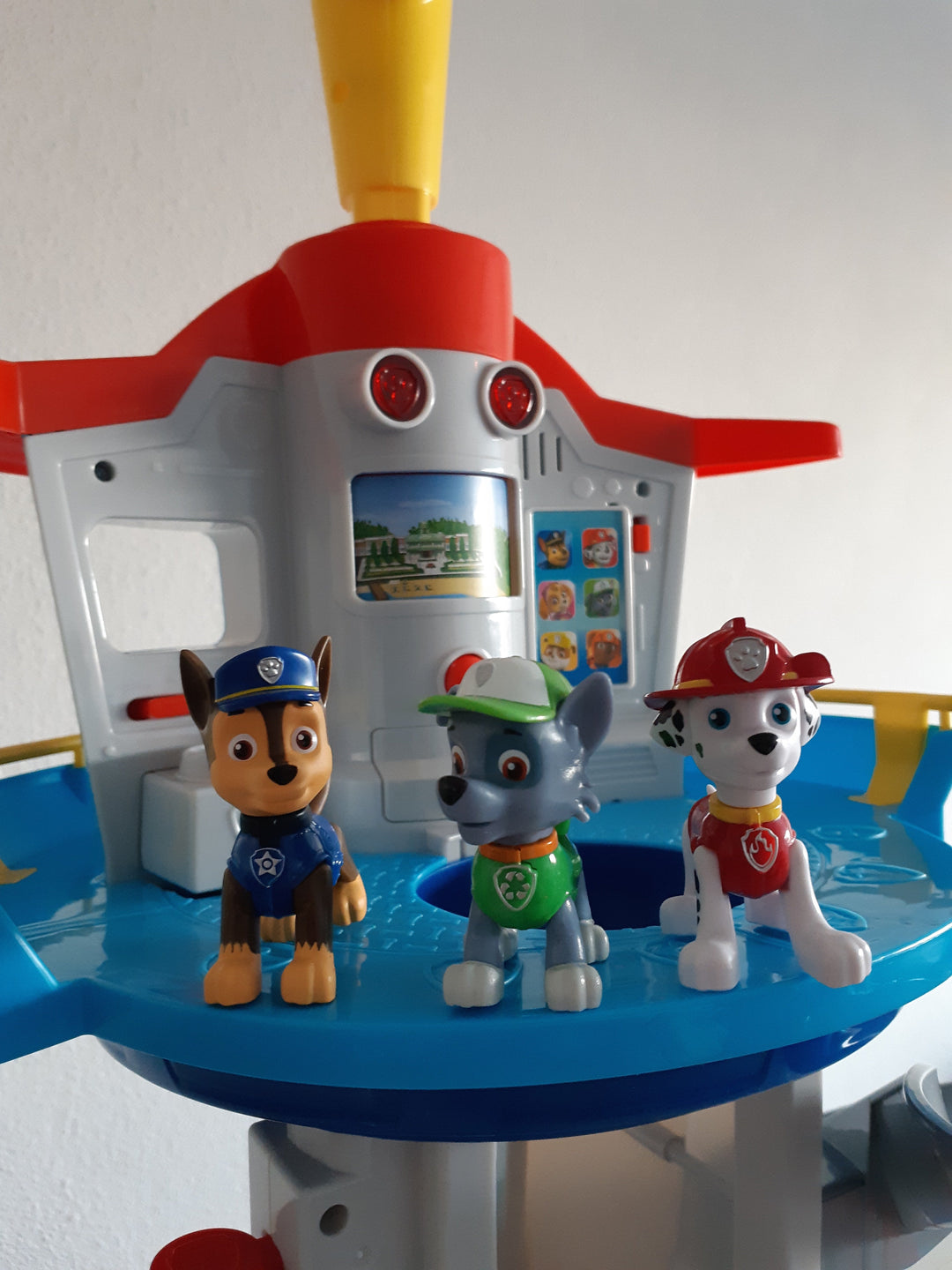 "Paw Patrol avonturentoren met kleurrijke auto's en baan, duurzaam kinderspeelgoed voor fantasierijk spelplezier."