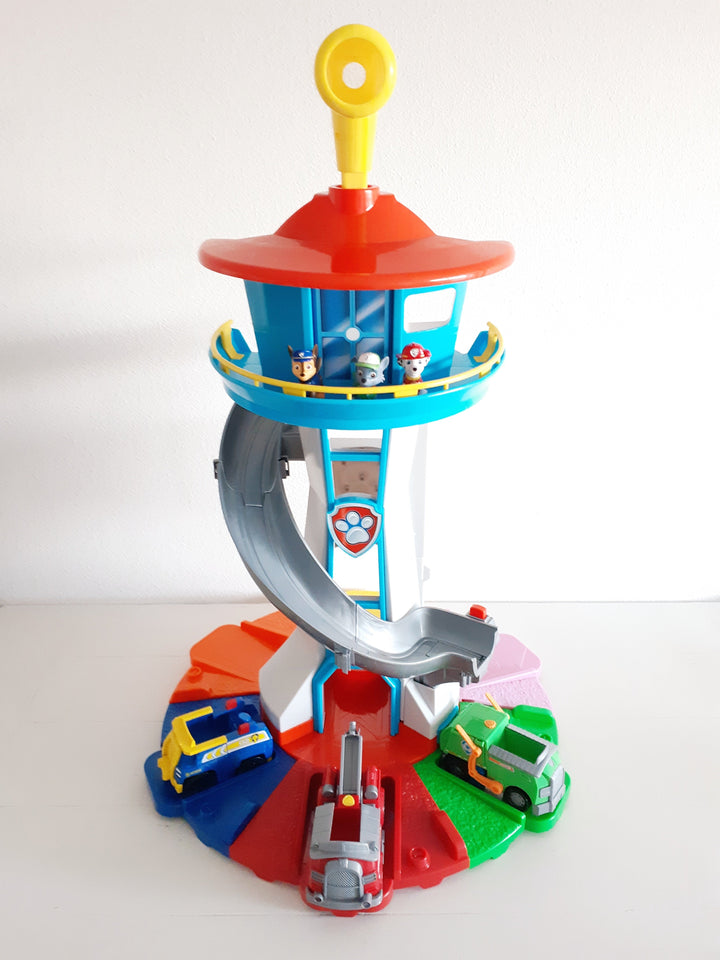 "Paw Patrol avonturentoren met kleurrijke auto's en baan, duurzaam kinderspeelgoed voor fantasierijk spelplezier."
