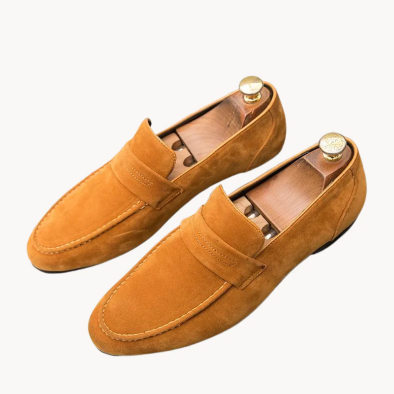 "Penny loafers heren zijaanzicht, klassieke stijlvolle schoenen met handgemaakte afwerking, tijdloos en elegant design."