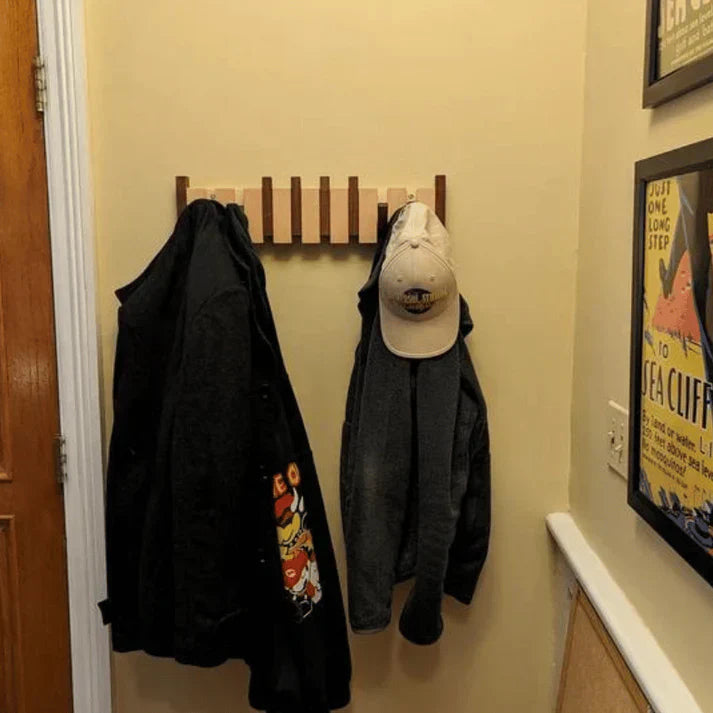 "Pianovormige houten kapstok met uniek design, vervaardigd uit hoogwaardig hout, geschikt voor jassen en accessoires."