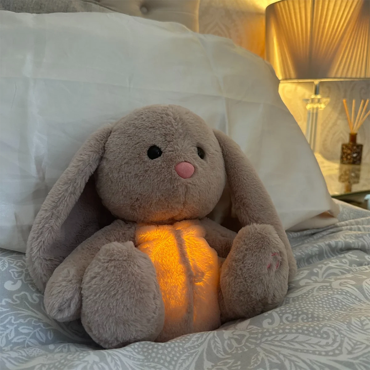"Pluche knuffel met kalmerend ademritme, rustgevende muziek en nachtlicht, ideaal voor stressvermindering en slaap."