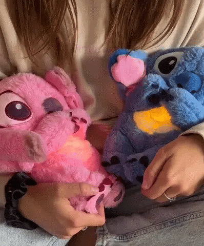"Pluche knuffel met kalmerend ademritme, rustgevende muziek en nachtlicht, ideaal voor stressvermindering en slaap."