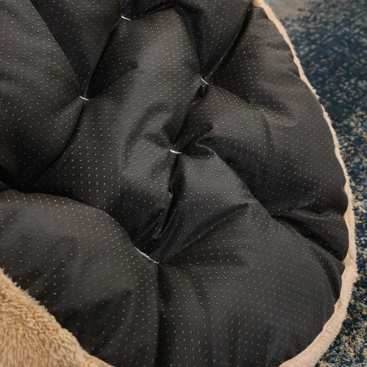 "Pluizig teddybeer huisdierenbed in bruin voor comfort en veiligheid, zachte bekleding en knuffelbaar ontwerp."