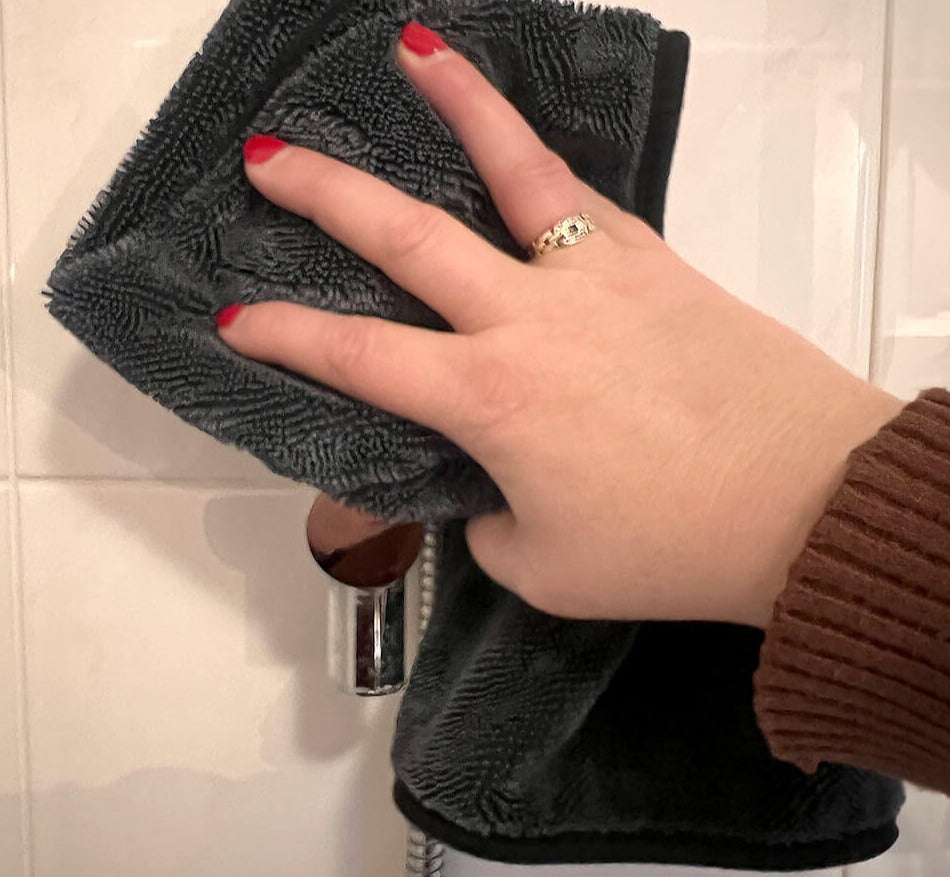 "QuickDry droogdoek absorptiekracht, gedraaide microvezels, streeploze afwerking, ideaal voor glazen oppervlakken."