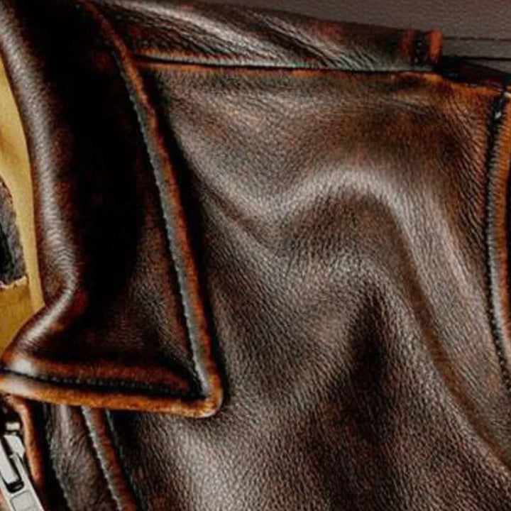 "Retro leren herenjas, echt koeienleer, vintage stijl, bruin, slim fit, omvouwkraag, tijdloos en duurzaam ontwerp."