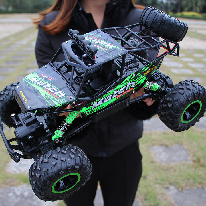 "Robuuste 4x4 offroad RC-auto met krachtige banden en schokbestendig ontwerp voor avontuurlijk rijplezier op elk terrein."