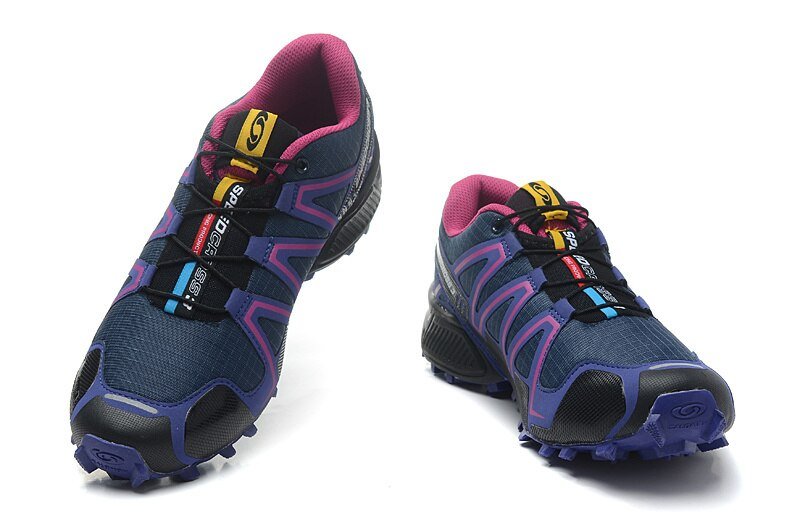 "Robuuste Solamon wandelsneakers met antislipzool en stevige constructie, in wit en zwart, ideaal voor avonturen."