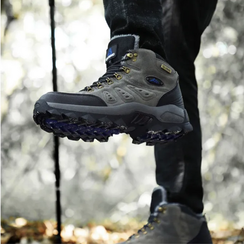 "Robuuste, waterafstotende heren wandelschoenen in bruin. Ideaal voor avontuurlijke tochten met uitstekende grip en comfort."