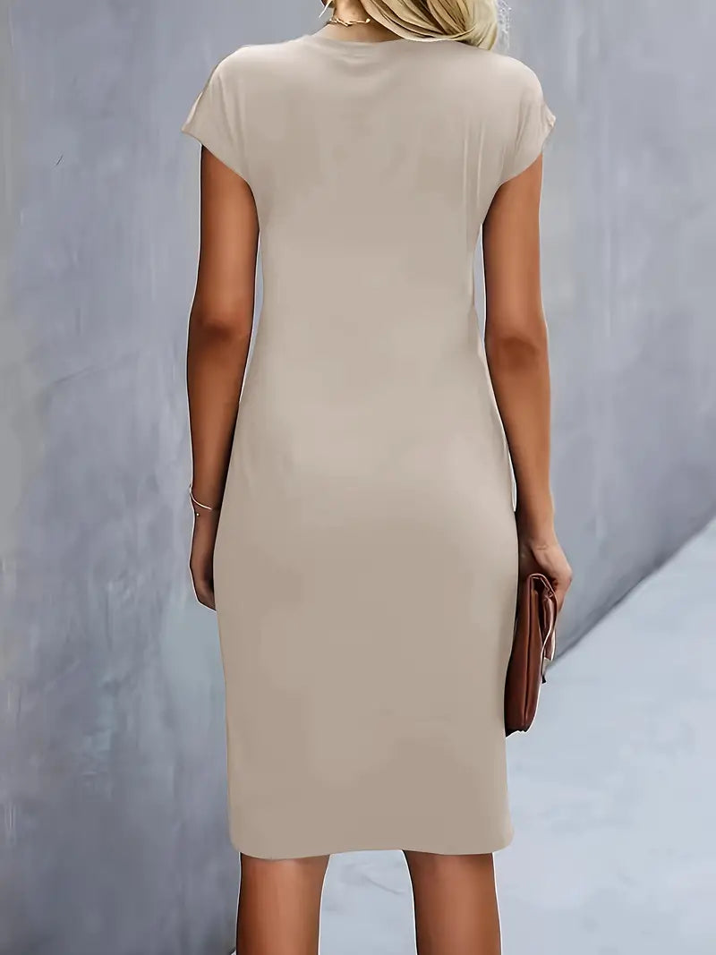"Rode midi jurk voor dames met elegante ronde hals en flatterend silhouet, perfect voor elke gelegenheid."