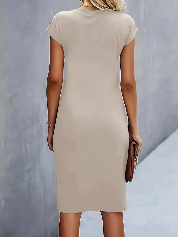 "Rode midi jurk voor dames met elegante ronde hals en flatterend silhouet, perfect voor elke gelegenheid."
