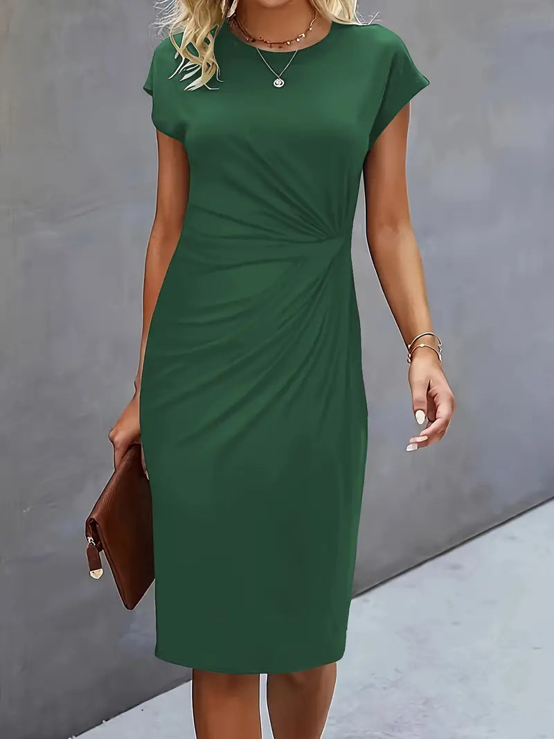 "Rode midi jurk voor dames met elegante ronde hals en flatterend silhouet, perfect voor elke gelegenheid."