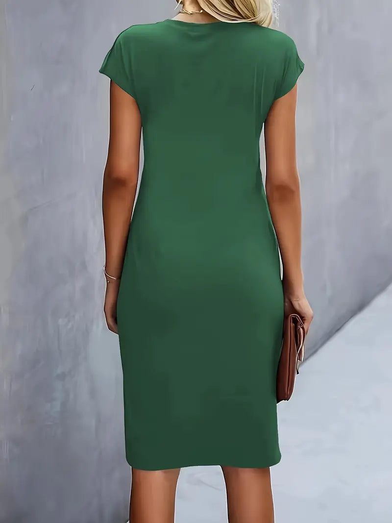 "Rode midi jurk voor dames met elegante ronde hals en flatterend silhouet, perfect voor elke gelegenheid."
