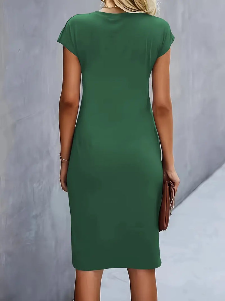 "Rode midi jurk voor dames met elegante ronde hals en flatterend silhouet, perfect voor elke gelegenheid."