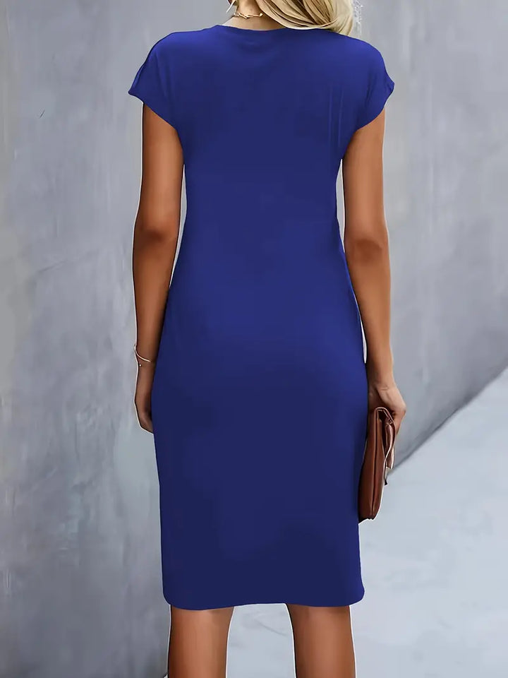 "Rode midi jurk voor dames met elegante ronde hals en flatterend silhouet, perfect voor elke gelegenheid."
