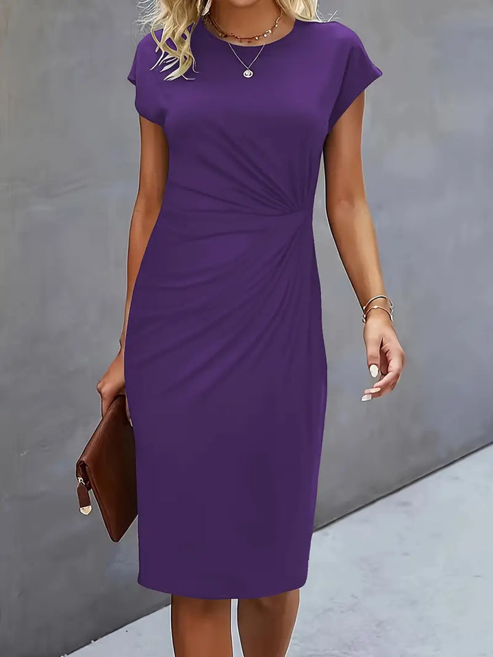 "Rode midi jurk voor dames met elegante ronde hals en flatterend silhouet, perfect voor elke gelegenheid."
