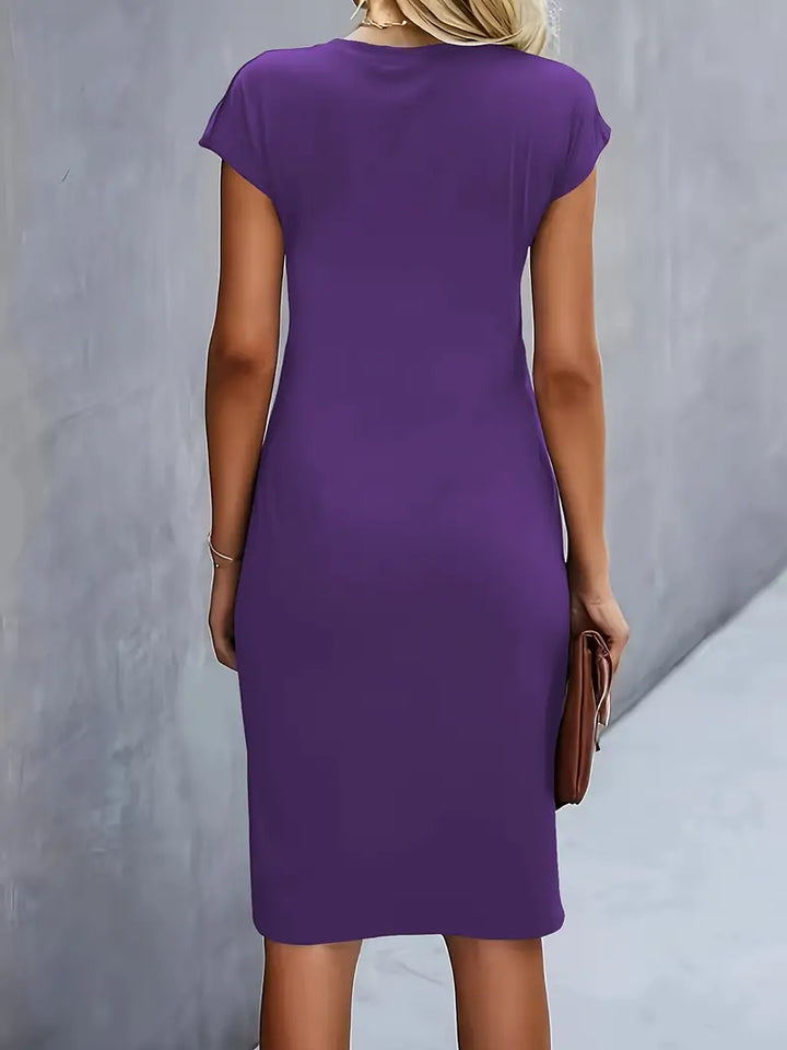 "Rode midi jurk voor dames met elegante ronde hals en flatterend silhouet, perfect voor elke gelegenheid."
