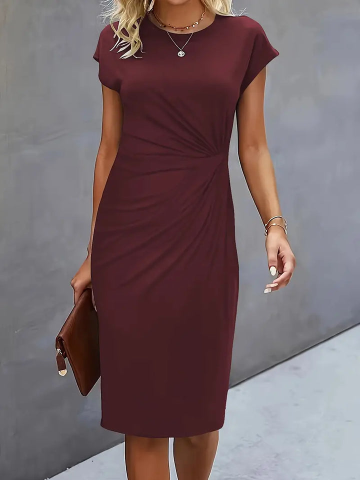 "Rode midi jurk voor dames met elegante ronde hals en flatterend silhouet, perfect voor elke gelegenheid."