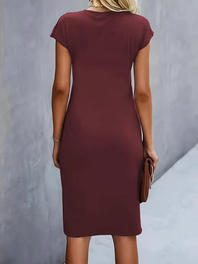 "Rode midi jurk voor dames met elegante ronde hals en flatterend silhouet, perfect voor elke gelegenheid."