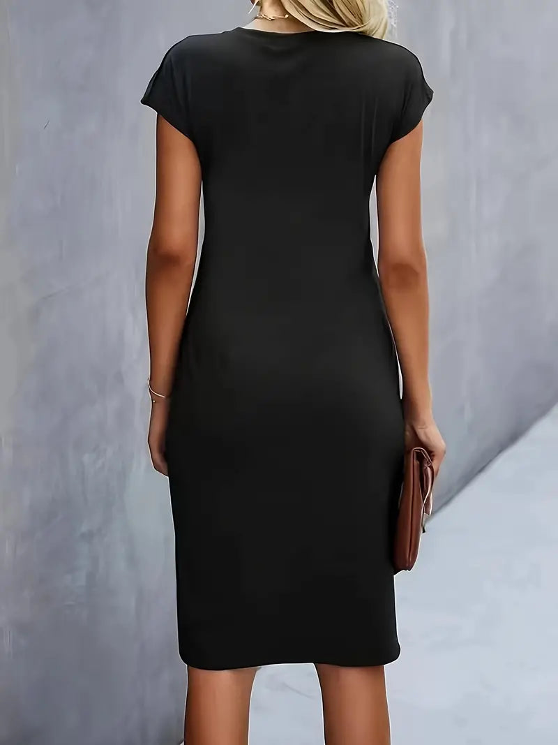 "Rode midi jurk voor dames met elegante ronde hals en flatterend silhouet, perfect voor elke gelegenheid."