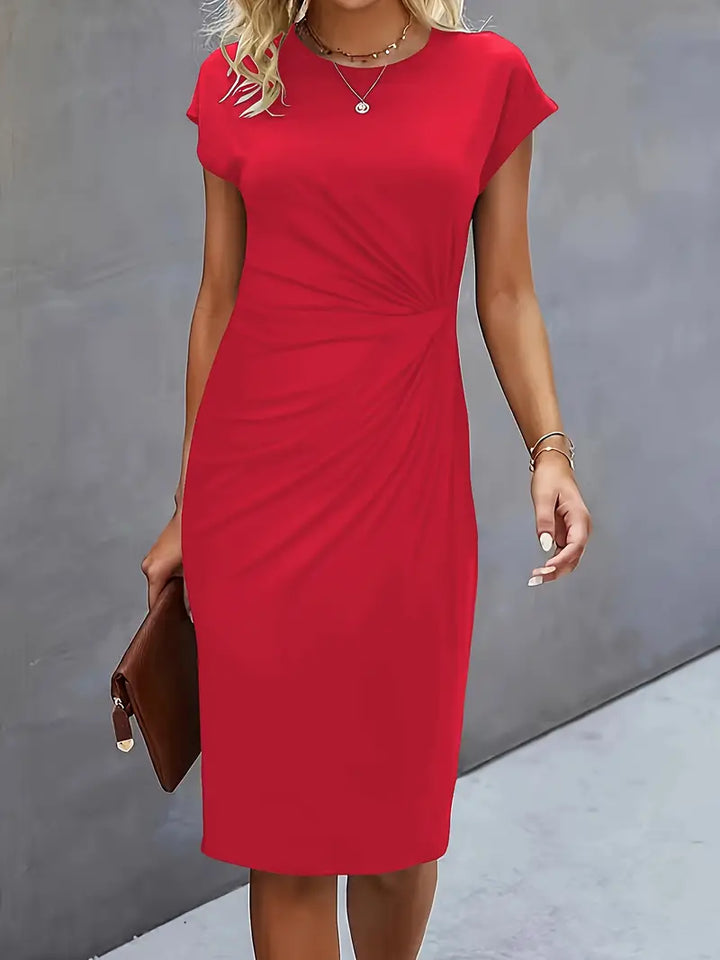 "Rode midi jurk voor dames met elegante ronde hals en flatterend silhouet, perfect voor elke gelegenheid."