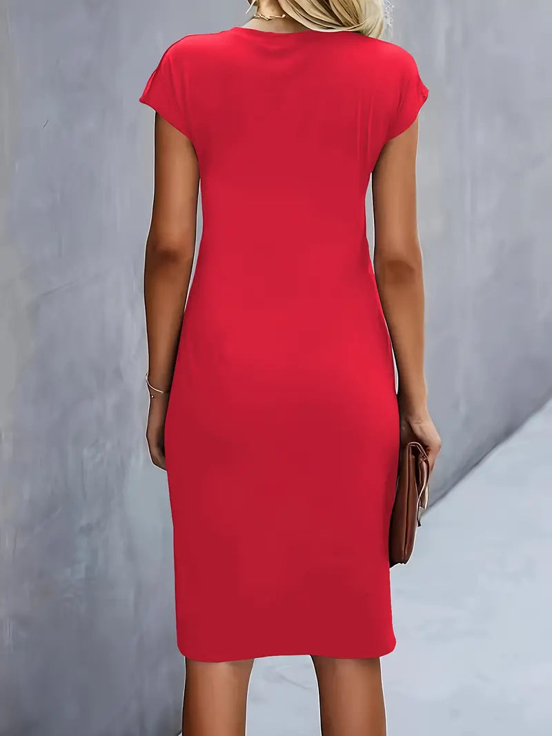 "Rode midi jurk voor dames met elegante ronde hals en flatterend silhouet, perfect voor elke gelegenheid."