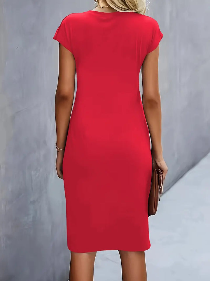"Rode midi jurk voor dames met elegante ronde hals en flatterend silhouet, perfect voor elke gelegenheid."