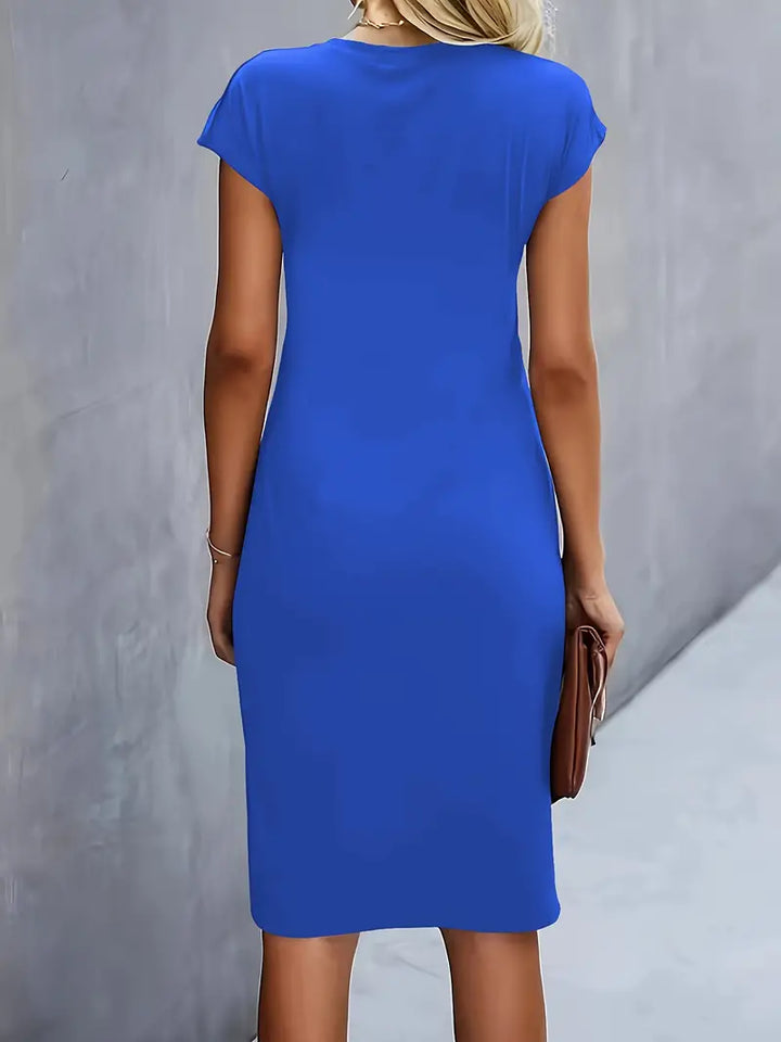 "Rode midi jurk voor dames met elegante ronde hals en flatterend silhouet, perfect voor elke gelegenheid."