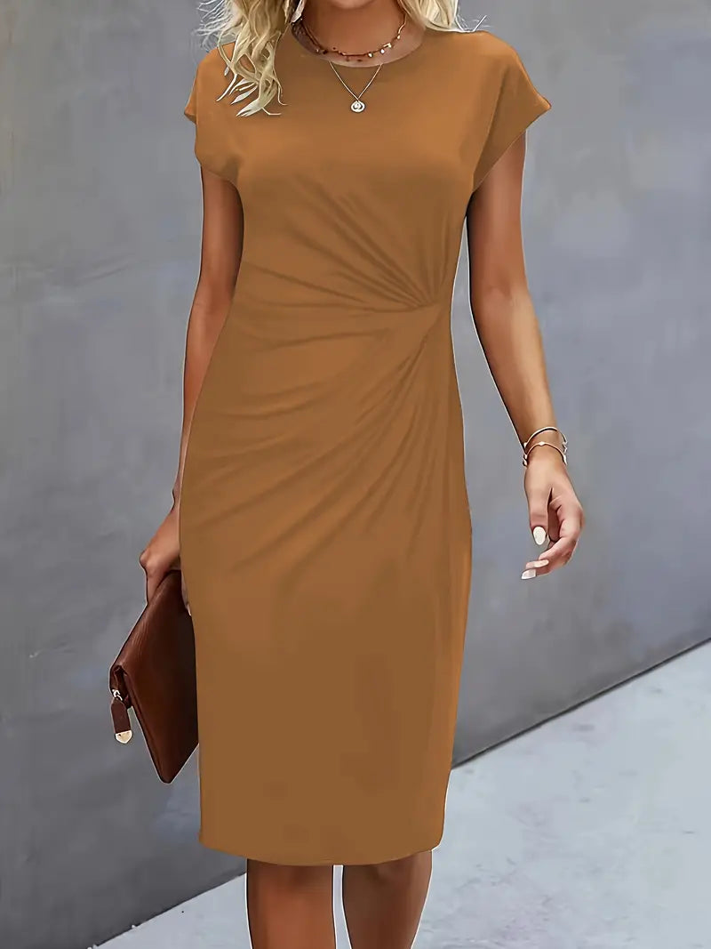 "Rode midi jurk voor dames met elegante ronde hals en flatterend silhouet, perfect voor elke gelegenheid."