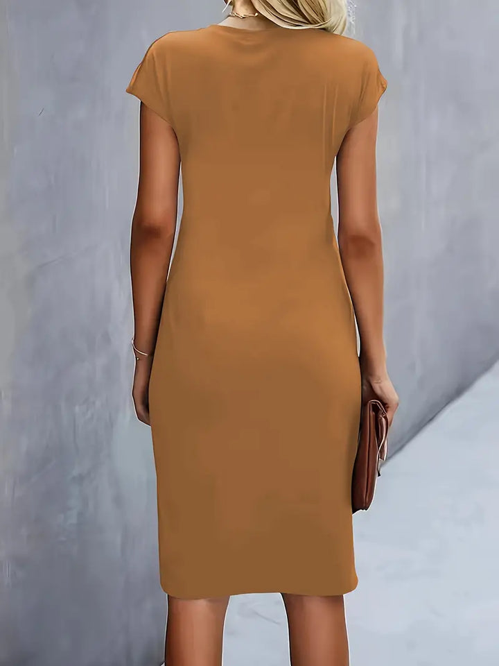"Rode midi jurk voor dames met elegante ronde hals en flatterend silhouet, perfect voor elke gelegenheid."