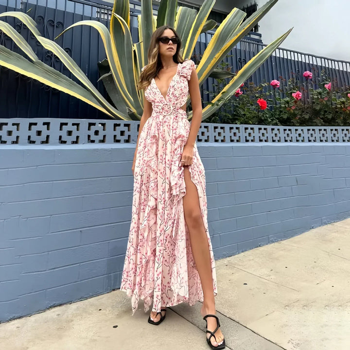 Romantische maxi-zomerjurk met diepe V-hals, bloemenprint en ruches; elegante jurk perfect voor een zomerse avond.