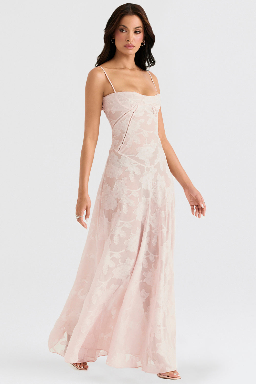 "Rugloze maxi jurk met geborduurde details, elegante zomerstijl geschikt voor informele en formele evenementen."