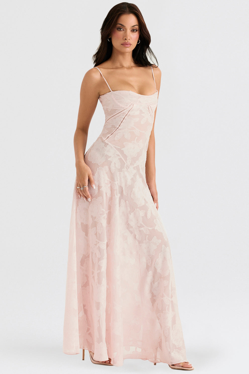 "Rugloze maxi jurk met geborduurde details, elegante zomerstijl geschikt voor informele en formele evenementen."