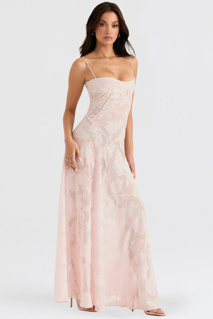 "Rugloze maxi jurk met geborduurde details, elegante zomerstijl geschikt voor informele en formele evenementen."