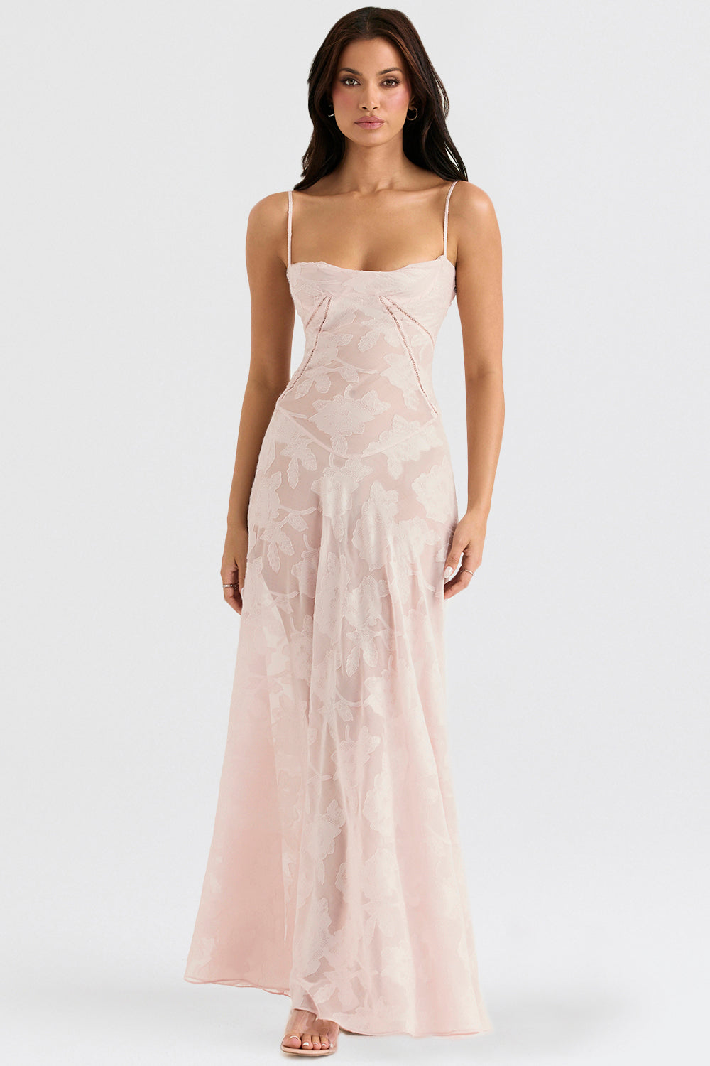 "Rugloze maxi jurk met geborduurde details, elegante zomerstijl geschikt voor informele en formele evenementen."