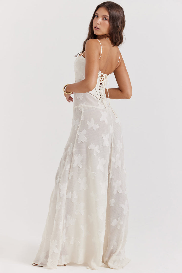 "Rugloze maxi jurk met geborduurde details, elegante zomerstijl geschikt voor informele en formele evenementen."