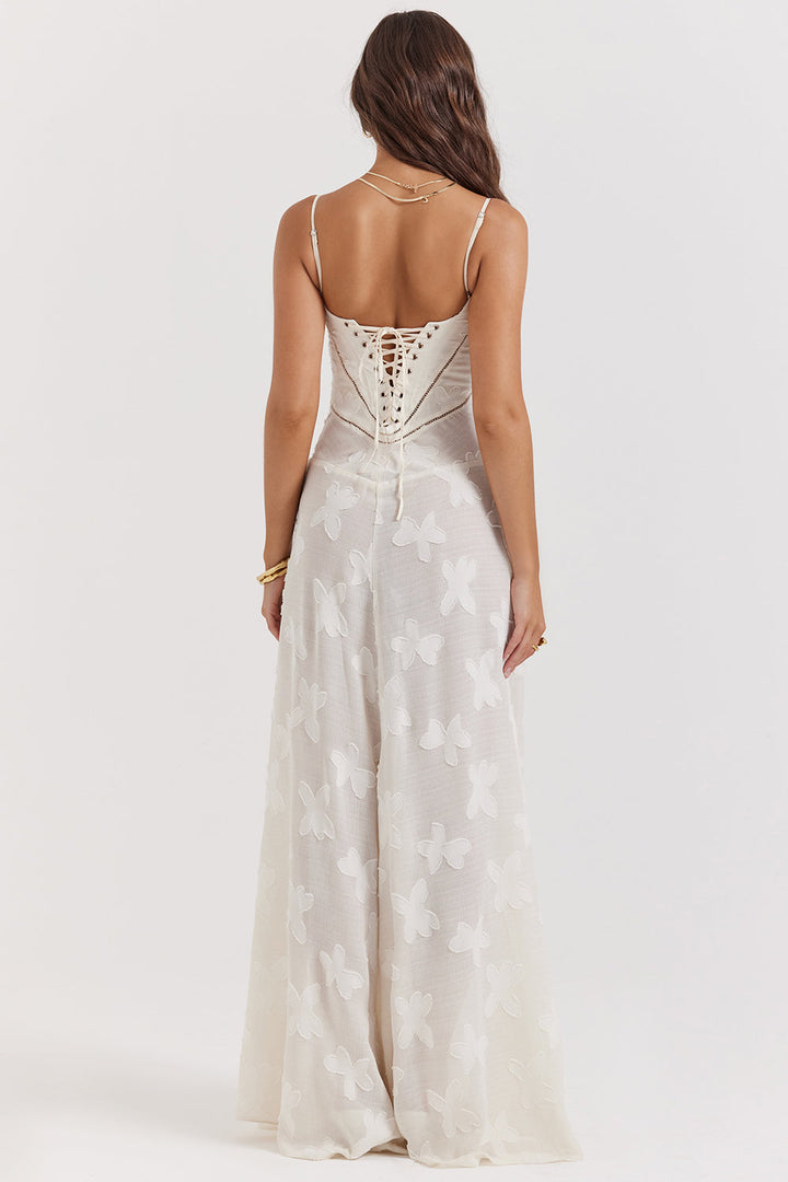 "Rugloze maxi jurk met geborduurde details, elegante zomerstijl geschikt voor informele en formele evenementen."
