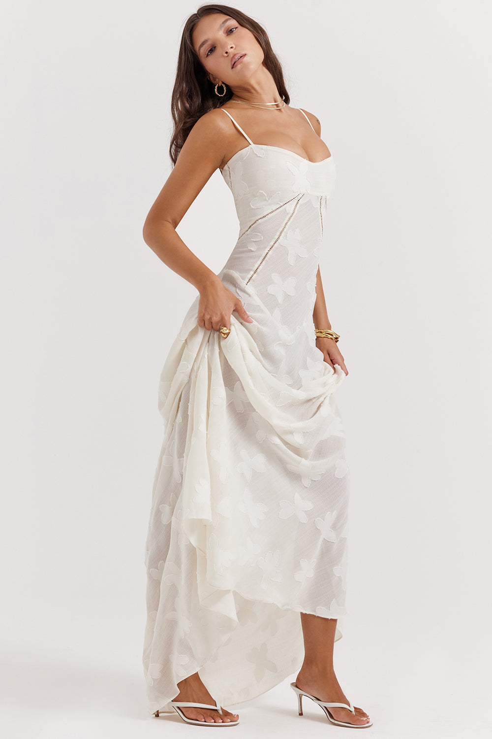 "Rugloze maxi jurk met geborduurde details, elegante zomerstijl geschikt voor informele en formele evenementen."