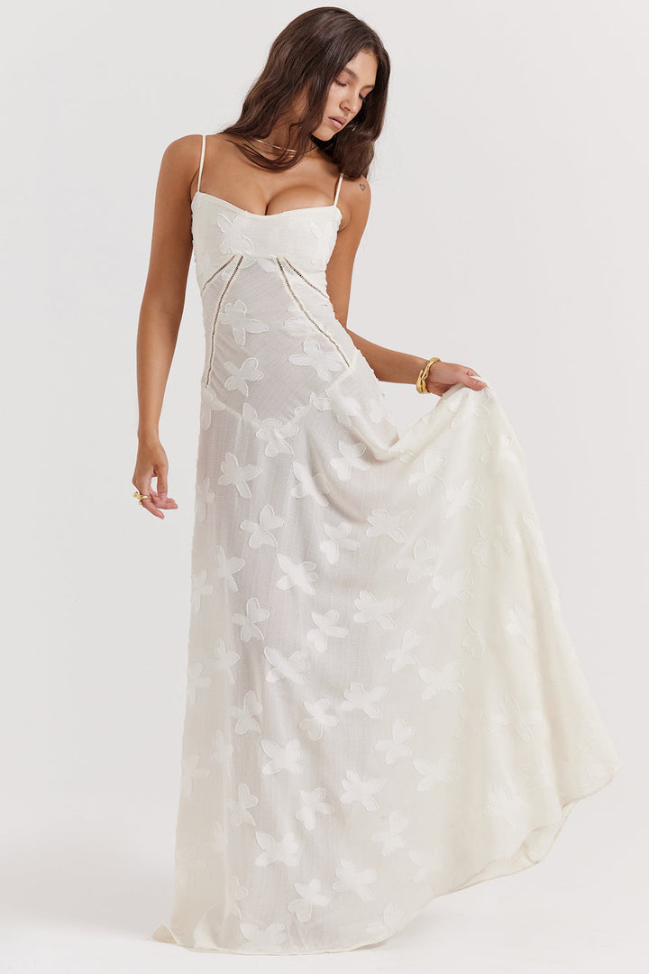 "Rugloze maxi jurk met geborduurde details, elegante zomerstijl geschikt voor informele en formele evenementen."